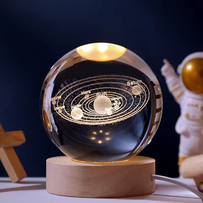 Esfera de cristal 3D gravada a laser com iluminação LED Souvenir de bola de cristal de base de madeira