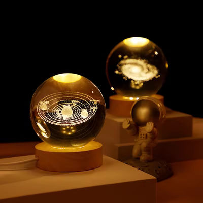 Esfera de cristal 3D gravada a laser com iluminação LED Souvenir de bola de cristal de base de madeira